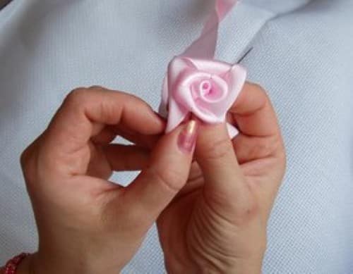 COSTURANDO ROSAS DE FITA CETIM