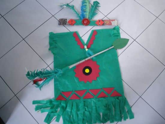 Esta roupa de índio de TNT pode ser usada em várias ocasiões (Foto: Divulgação)