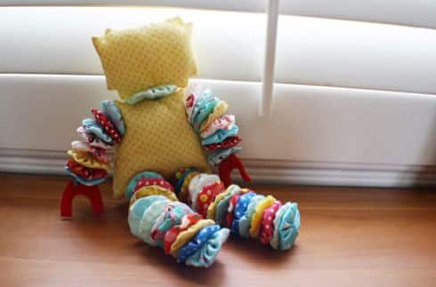 Este boneco de fuxico é simples de ser feito, mas fará a alegria dos pequenos (Foto: Divulgação)