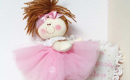 Esta linda bailarina de pano encanta adultos e crianças e é muito simples de ser feita (Foto: Divulgação)