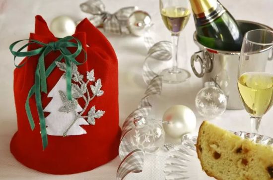 Este porta-panetone é uma ótima opção para embelezar o panetone que você irá presentear (Foto: Divulgação)