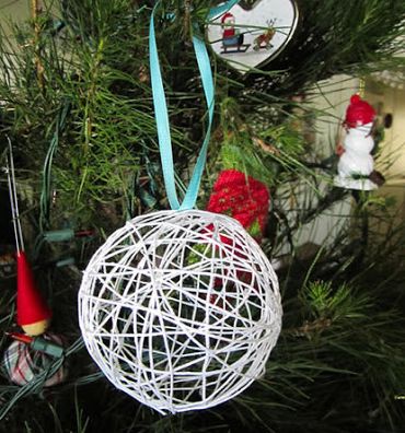 Esta bola de Natal em barbante é muito fácil de ser feita (Foto: Divulgação)