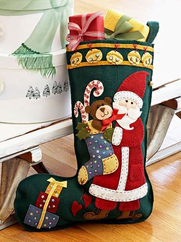 Esta botinha do papai Noel de feltro é simpática e ótima opção de item decorativo para Natal (Foto: Divulgação)