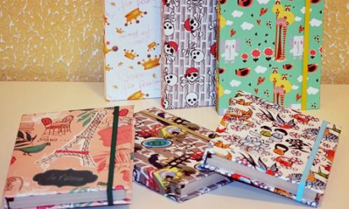 Forrar agenda com tecido é muito fácil e você pode garantir renda extra para o início do ano que vem (Foto: Divulgação)