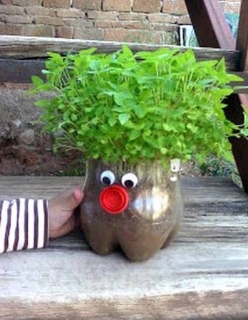 Estes vasos de jardim com garrafa pet podem até servir como presentes (Foto: Divulgação)