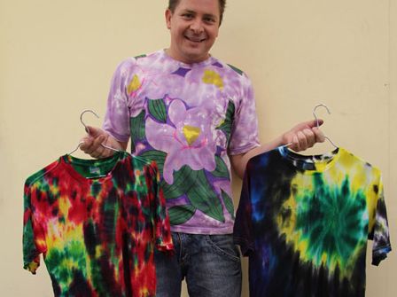E muito simples decorar sua blusa para o carnaval e com ela você vai arrasar nos dias de folia (Foto: Divulgação)