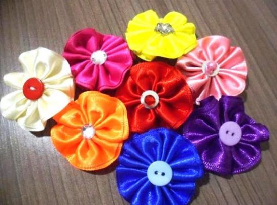 Esta linda flor de cetim e renda pode ser usada em vários locais, desde tiaras até decorando a sua casa (Foto: Divulgação)