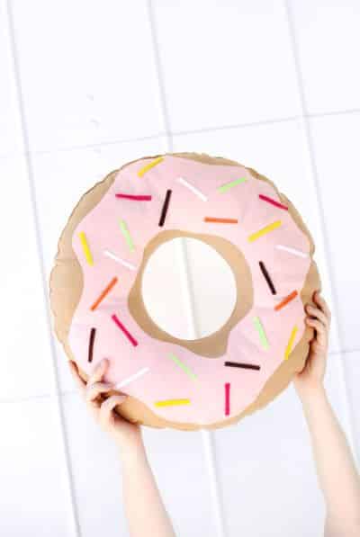 Faça esta almofada formato de donut e deixe a sua casa muito mais divertida e animada (Foto: Divulgação)