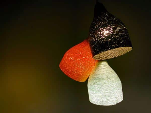 Elogios não faltarão com esta luminária com garrafa pet (Foto: goodshomedesign.com)
