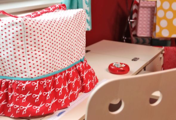 Capa para cobrir máquina de costura além de proteger, decora (Foto: sew4home.com)