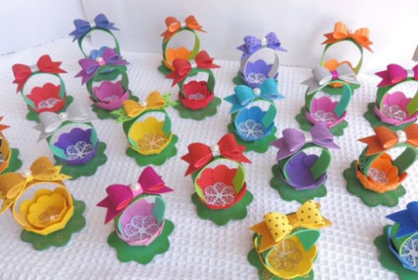 Cestinha de flor em EVA é fácil de ser feita, e é muito linda e encanta a todos (Foto: cardsandschoolprojects.blogspot.com.br)