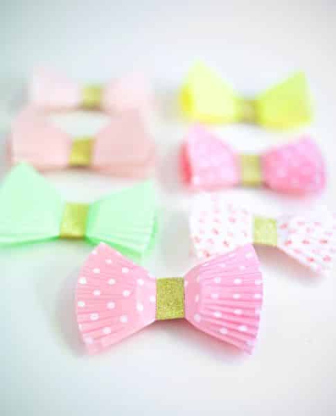 Invista em laço de papel para presente para renovar o visual de seu presente (Foto: rufflesandstuff.com)