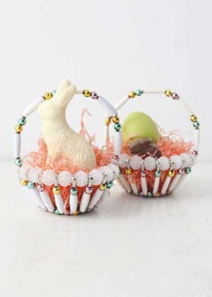 Minicesta de Páscoa com pedrarias é delicada e sofisticada (Foto: designsponge.com)