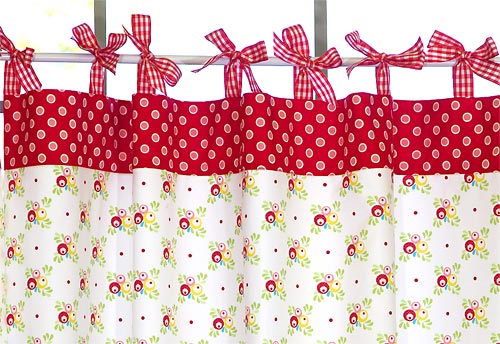 Cortina retrô para cozinha é linda e barata, se você mesma costurar (Foto: sew4home.com)