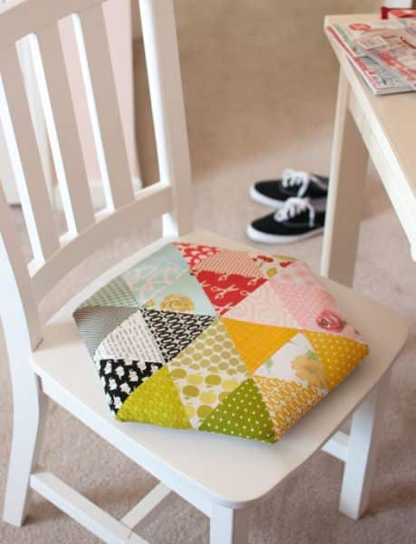 Esta sustentável ideia para fazer uma almofada com retalhos de tecidos é linda (Foto: retro-mama.blogspot.com.br)