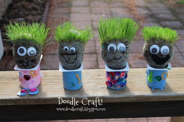 Boneco infantil cabelo de alpiste pode ter o modelo que você ou sua criança quiser (Foto: doodlecraftblog.com)