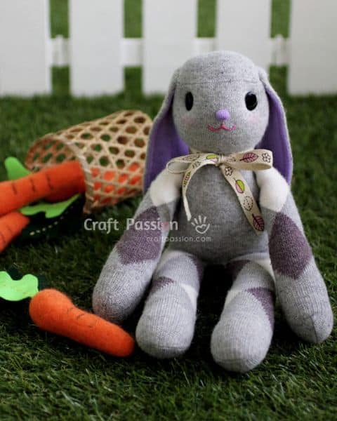 Coelhinho de meia é barato, mas lindo (Foto: craftpassion.com)