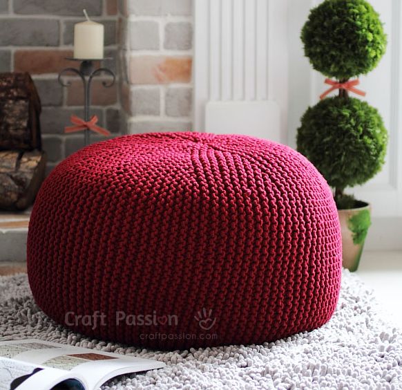 Puff de tricô é lindo, é barato e é fácil de conseguir, se você souber fazer tricô (Foto: craftpassion.com)
