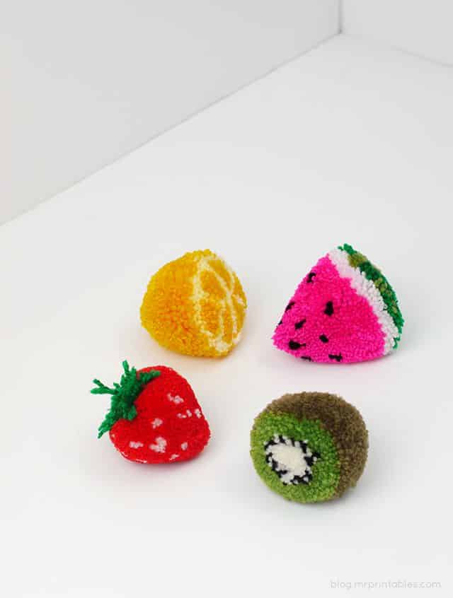 Passo a Passo de Como Fazer Frutinhas de Pompom
