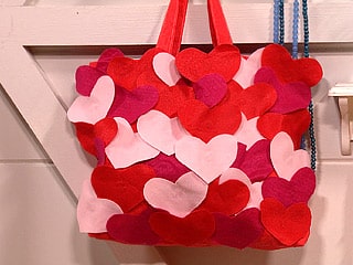 A bolsa decorada com corações é ótima opção de presente (Foto: Divulgação)