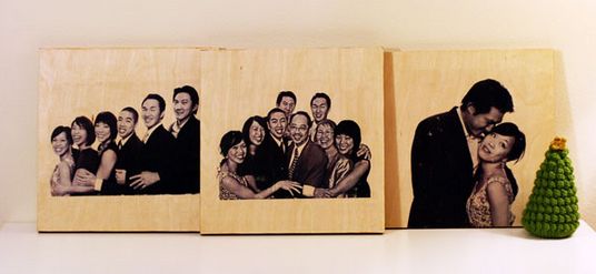 O retrato na madeira para dar para sua mãe é presente mais do que especial e com certeza agradará em cheio (Foto: Divulgação)