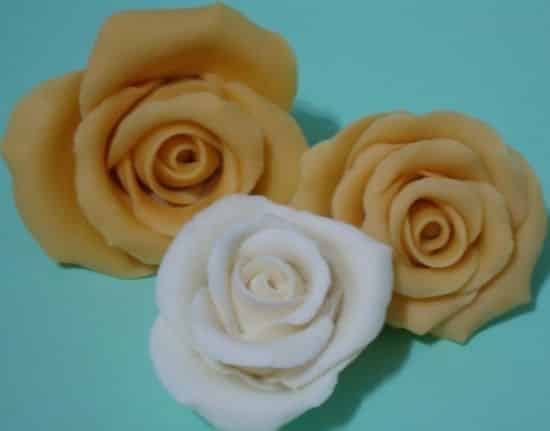 As rosas de biscuit podem ser usadas de várias maneiras (Foto: Divulgação)