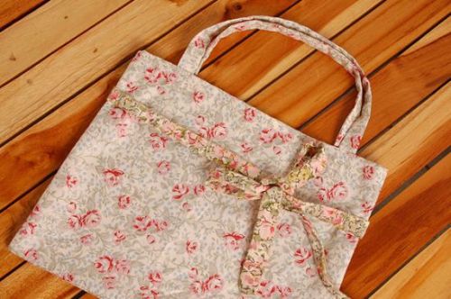 Fazer uma bolsa de tecido é muito simples e fácil e você pode dar o acabamento que quiser, deixando-a bem exclusiva (Foto: Divulgação)