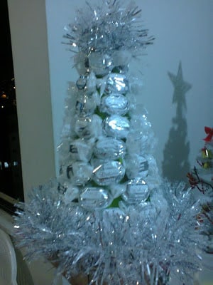 Esta árvore de Natal com balas é muito fácil de ser feita e pode ter a cor e o modelo que você quiser (Foto: Divulgação)