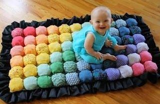 Este lindo tapete de retalhos é muito fácil de fazer e ainda deixará os momentos de brincadeiras de seu filho muito mais confortáveis (Foto: Divulgação)