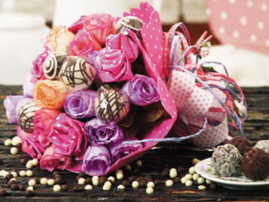 Este lindo buquê com bombons para dia das mães é muito fácil de ser feito (Foto: Divulgação)