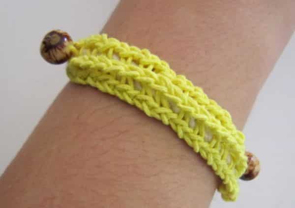 Esta pulseira para Copa é linda e as crocheteiras irão fazer rapidinho (Foto: Divulgação)
