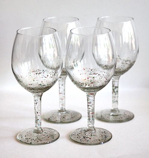 Decorar taças com glitter irá fazer os seus momentos de descontração ficarem ainda mais charmosos (Foto: livinglocurto.com)