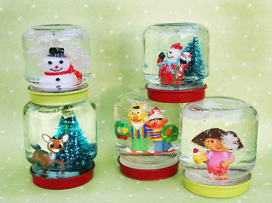 Este globo de neve é muito fácil de ser feito e vai deixar os seus festejos de final de ano muito mais interessantes (Foto: u-createcrafts.co)