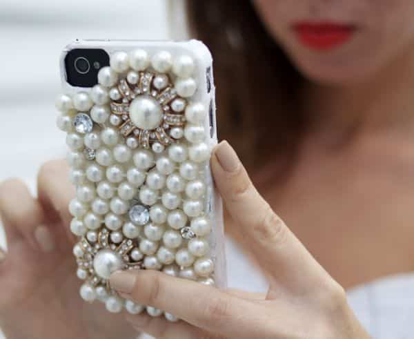 Você pode até ganhar um bom dinheiro vendendo esta capa personalizada de celular com pérolas (Foto: sydnestyle.com)