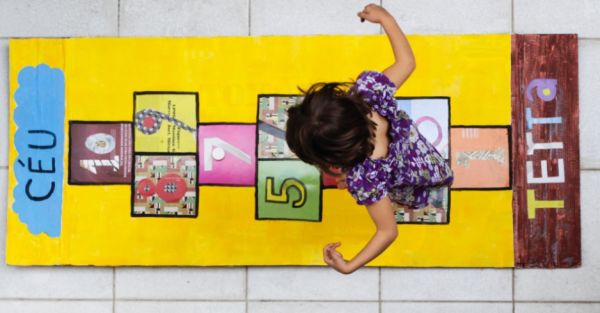 Com este tapete de amarelinha para brincar seus filhos não vão quer saber de aparelhos eletrônicos (Foto: mulher.uol.com.br)