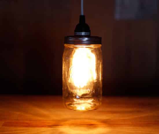 Luminária com pote de vidro é fácil de ser feita (Foto: diyready.com)