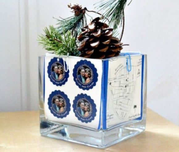 Decorar um vaso de vidro com fotos é opção barata para renovar a decoração de seu espaço (Foto: sheknows.com)