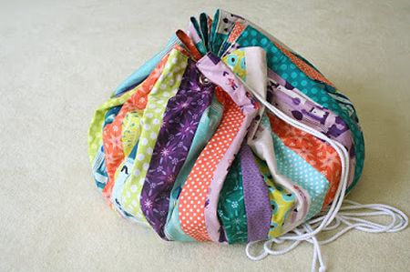 Saquinho porta-treco de retalhos é ótima saída para organizar toda a sua casa (Foto: freshlypieced.com)