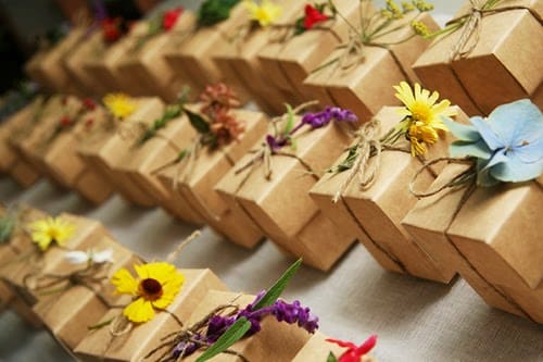 Caixinhas diferentes para lembrancinhas de casamento são ótimas opções para deixar o seu grande dia ainda mais marcante (Foto: weddingfavorstips.com)
