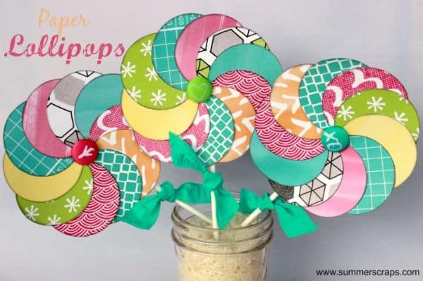 Pirulito colorido de papel também pode ser o personagem principal da decoração de uma festinha de aniversário (Foto: summerscraps.com)