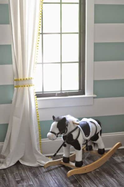 Decorar uma cortina com pompons vai deixar o seu cômodo mais divertido (Foto: beckhamandbelle.com)