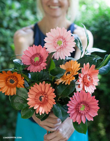 Arranjo com gérbera de papel é lindo e parece a flor natural (Foto: liagriffith.com)