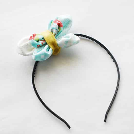 Borboleta de tecido para tiara pode ter a combinação de cores ou de estampas que você quiser (Foto: wildolive.blogspot.com.br)