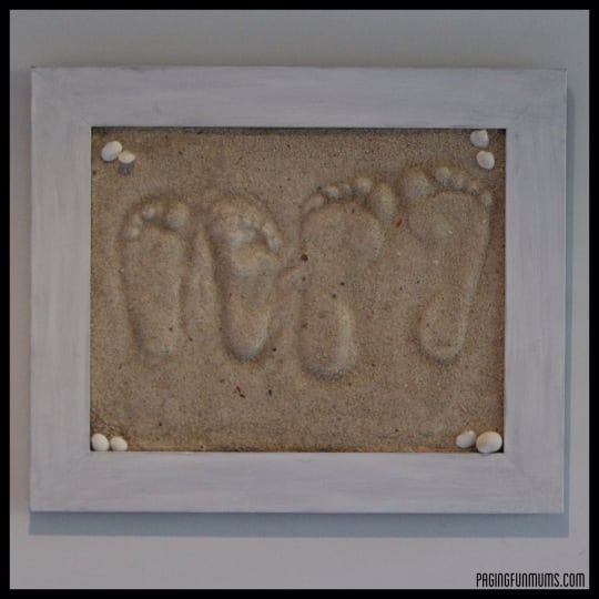 Este quadro de lembranças do bebê decora de forma primorosa o quarto do pequeno (Foto: pagingfunmums.com)