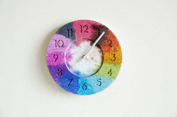 Faça relógio de parede personalizado também para vender (Foto: mrkate.com)