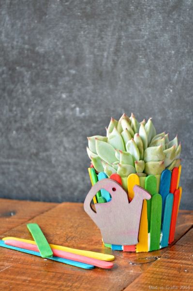 Vasinho de flores decorado com palito de picolé pode ficar em qualquer cômodo de sua casa (Foto: madincrafts.com)