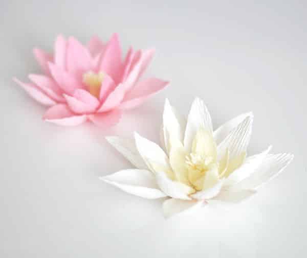 Lírio de papel crepom é lindo e decora de forma primorosa (Foto: ashandcrafts.com)