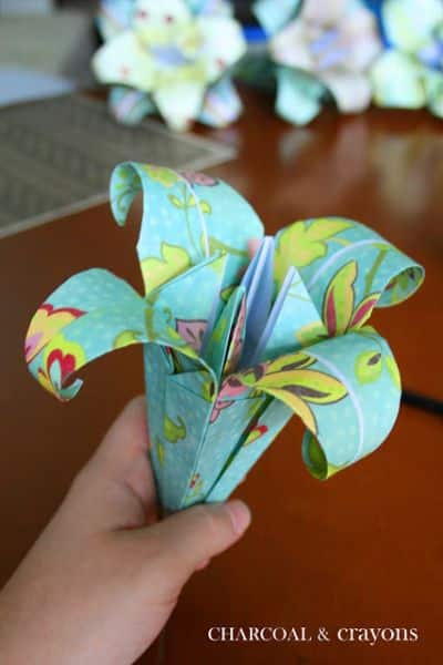 Lírios de origami podem ter o estilo que você quiser (Foto: charcoalandcrayons.blogspot.com.br)