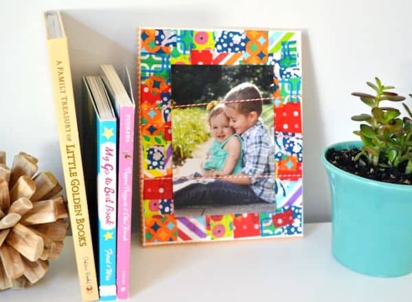 Este porta-retrato com decoupage pode ter as cores e estampas de sua preferência (Foto: modpodgerocksblog.com)