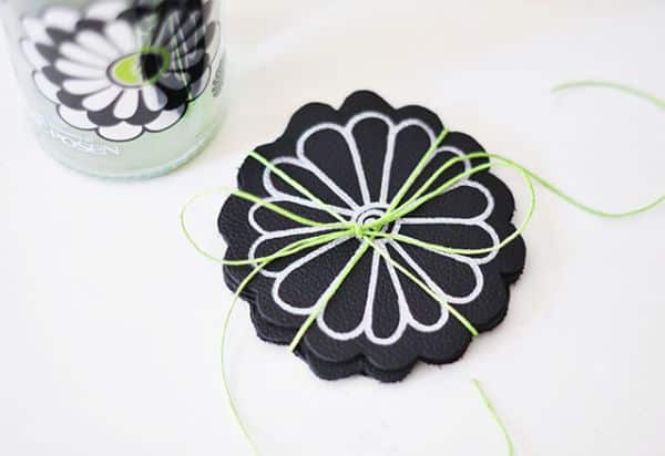 Porta-copos em couro personalizado é sofisticado e ainda pode ter o estilo que você quiser (Foto: lovemaegan.com)